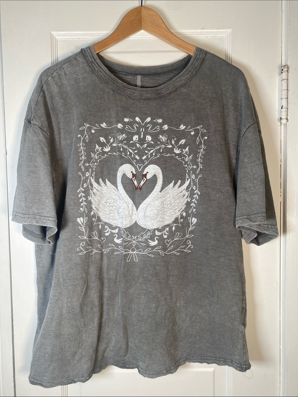Vintage-Style Gray Swan Graphic Tee size xl